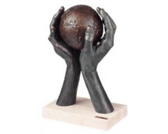 Скульптура «Мир в твоих руках»