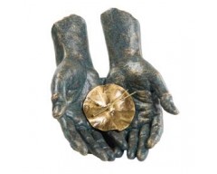 Скульптура «Время в твоих руках»
