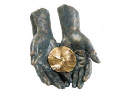 Скульптура «Время в твоих руках»